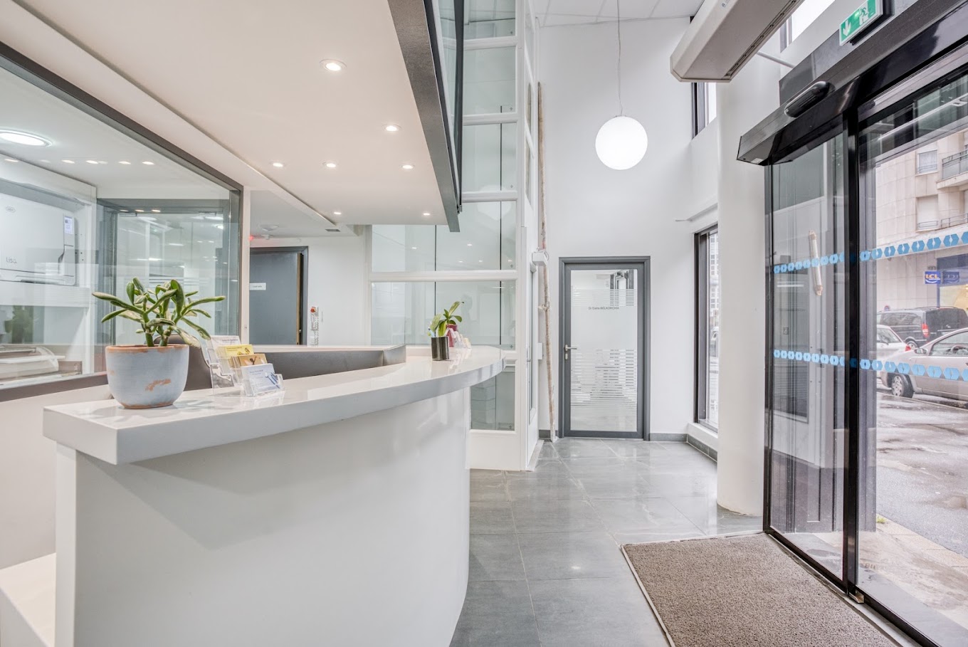 Dr. Dalila Belkorchia, chirurgienne-dentiste renommée à Cergy Paris