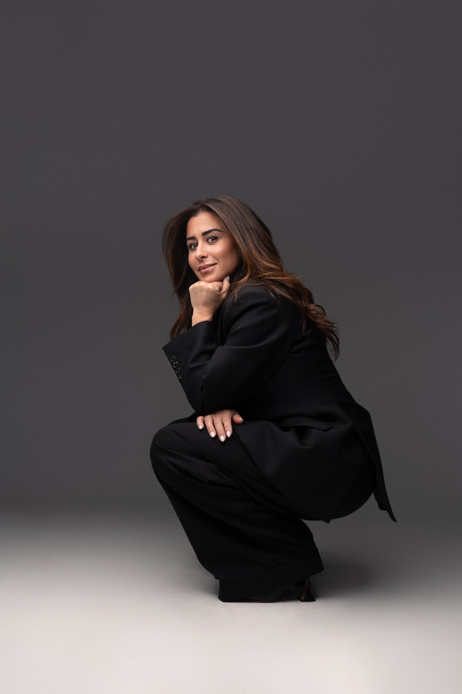 Dr Dalila Belkorchia, chirurgien-dentiste a Cergy, portrait professionnel souriant