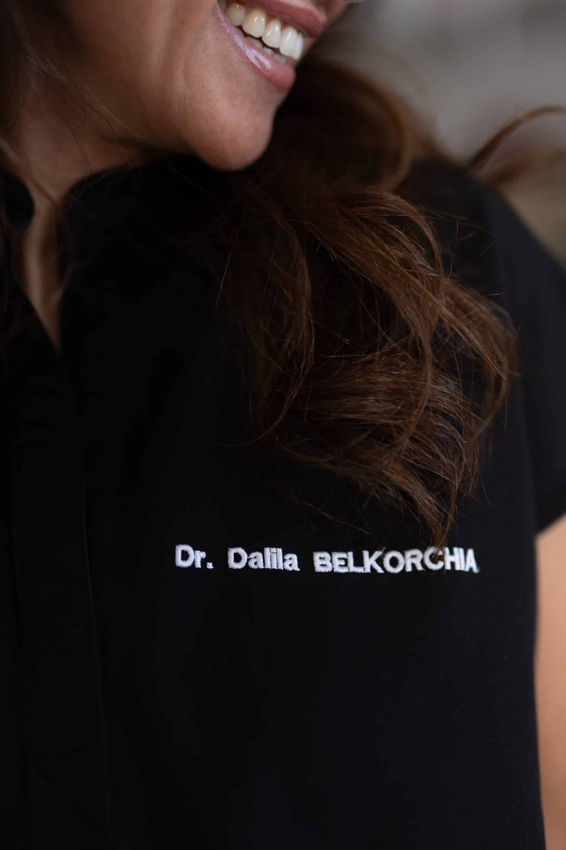 Gros plan sur le sourire du Dr Dalila Belkorchia, chirurgien-dentiste a Cergy
